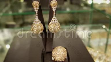 为柜台上的富人和名人妇女提供昂贵的珠宝，耳环，戒指，吊坠，黄金钻石和宝石，黄金